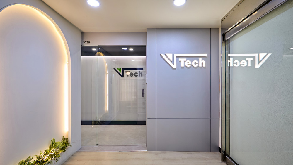V Tech 오피스 입구와 조명 아치